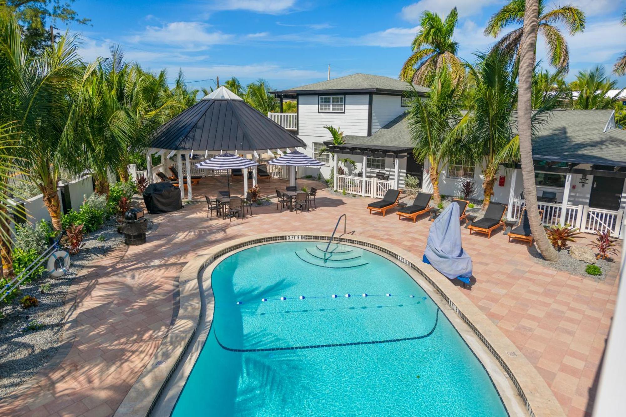 Tropic Isle At Anna Maria Island Inn เบรเดนทันบีช ภายนอก รูปภาพ
