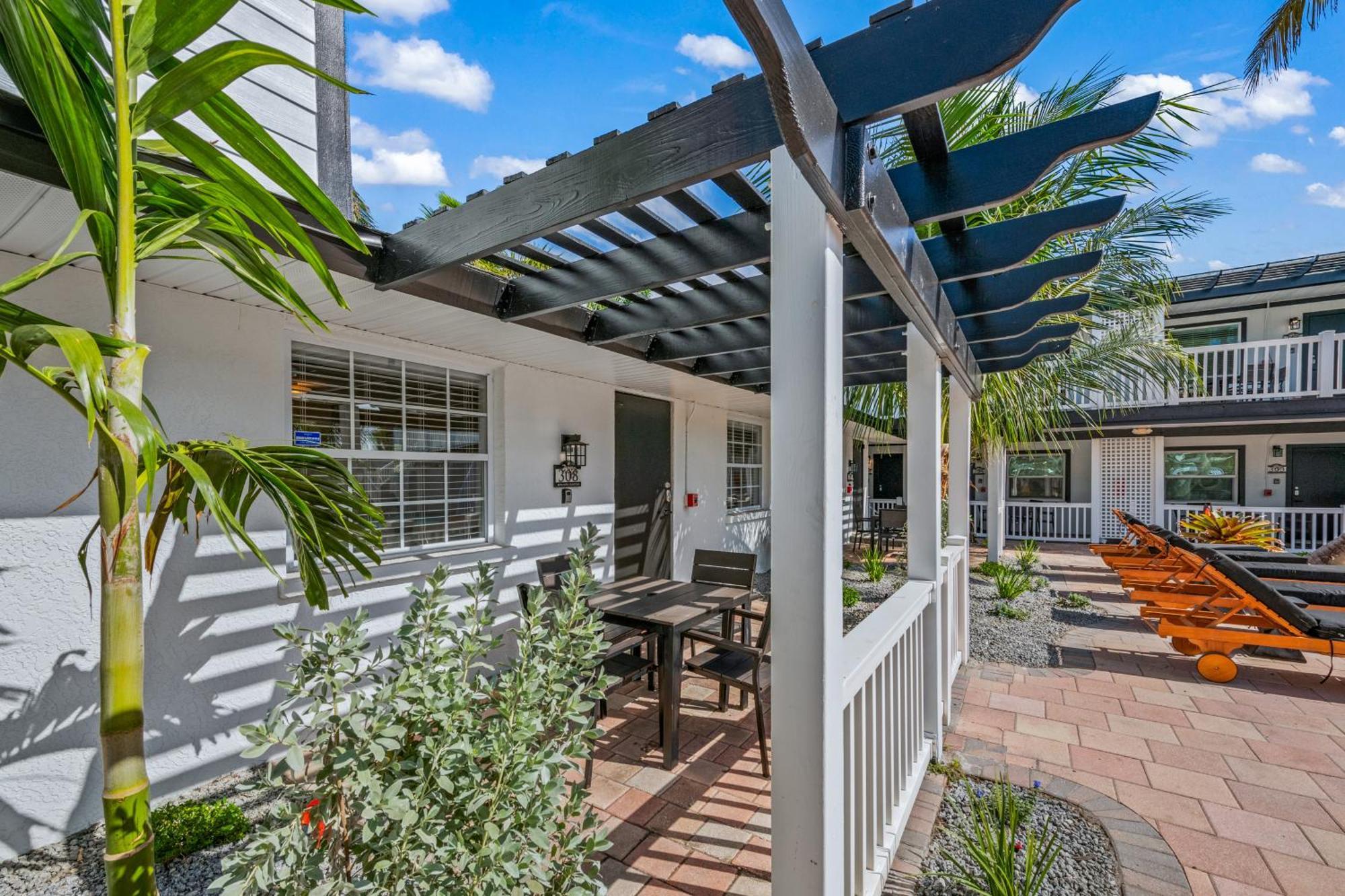 Tropic Isle At Anna Maria Island Inn เบรเดนทันบีช ภายนอก รูปภาพ