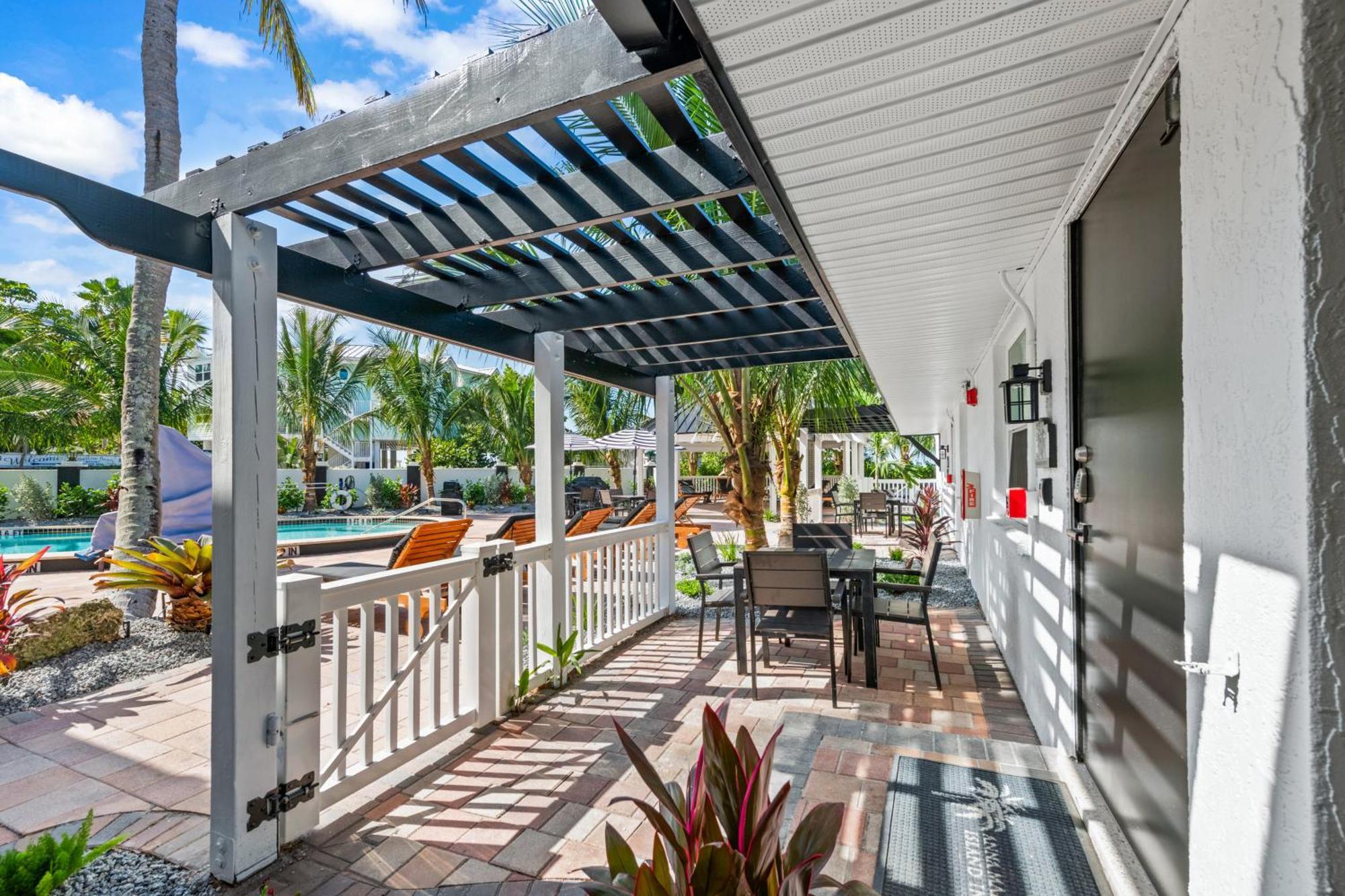 Tropic Isle At Anna Maria Island Inn เบรเดนทันบีช ภายนอก รูปภาพ