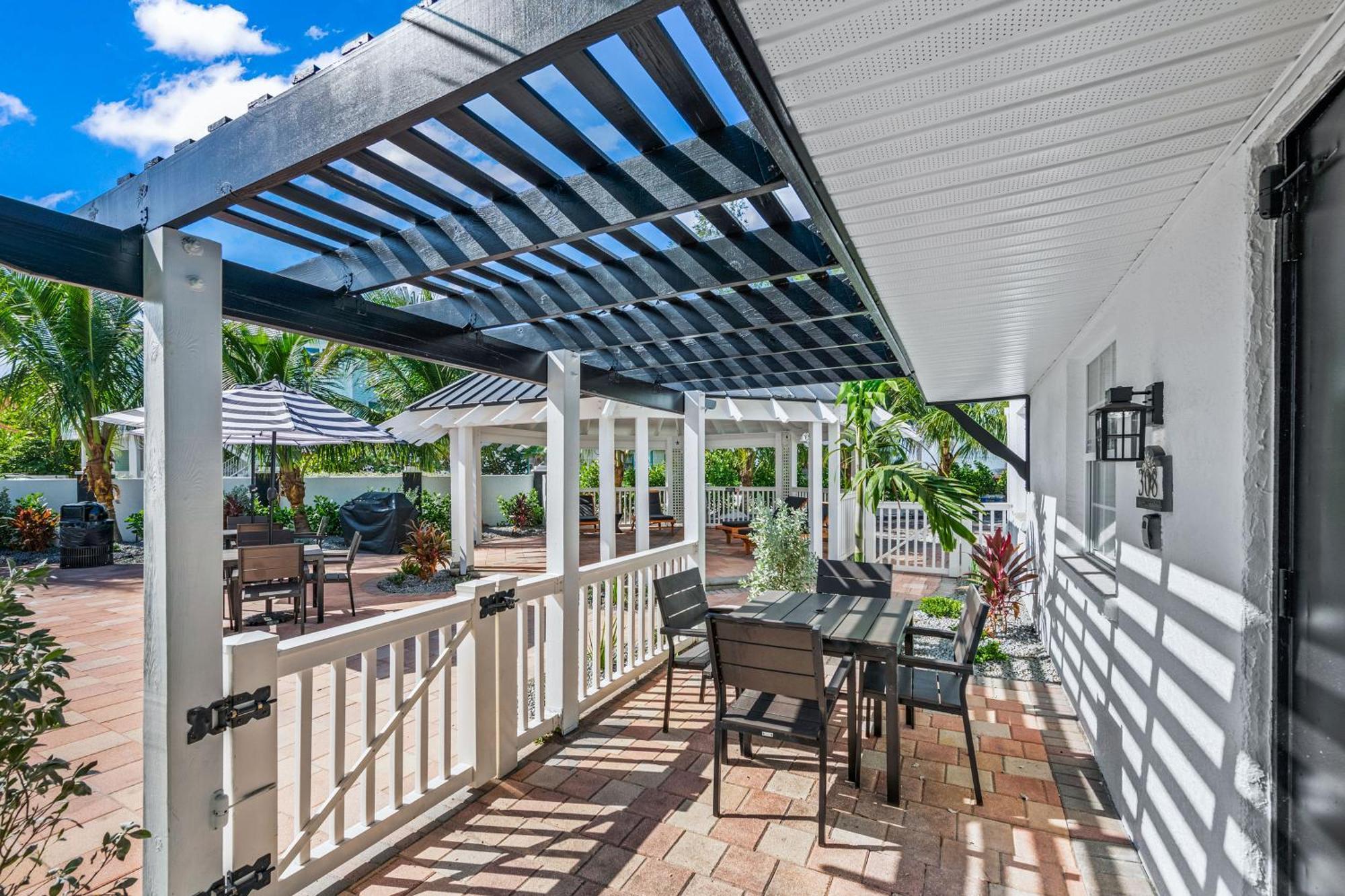 Tropic Isle At Anna Maria Island Inn เบรเดนทันบีช ภายนอก รูปภาพ